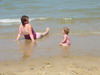 Mama en Sas met hun dikke billen in het water ;)